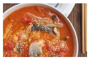 以西红柿豆腐煎煮鱼，轻松做出地道家常味（健康美味，家庭必备的烹饪技巧）
