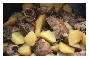 健康美味的土豆西葫炖排骨（营养丰富，味道鲜美的家常菜）