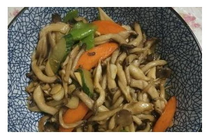 五花肉炒鸡腿菇的美味做法（健康营养的家常美食，让你回味无穷）