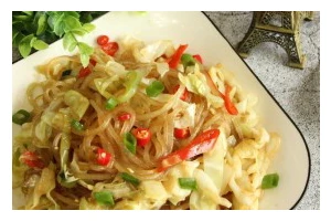 手撕包菜炒粉丝的做法（家常美食，营养健康，味道鲜美）