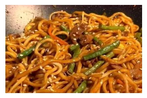 铁锅闷面，营养美味的家常小吃（制作方法详解，让你轻松做出口感独特的面条）