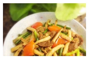 美食教程（新鲜蒜苔，口感鲜美；红烧肉片，滋味十足。）