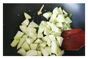 美味圣女果炒丝瓜（一道简单又健康的家常菜，营养丰富，美味可口）