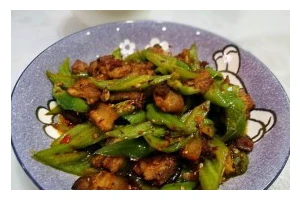 学会这道小炒瘦肉，让你的餐桌更丰盛（一道简单易学的家常菜，让你轻松入手）