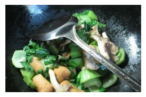 清爽美味，丝瓜炒袖珍菇的做法！（一口咬下去，清爽入味，健康美食等你来尝试！）