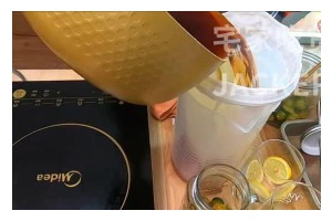 夏日清凉桃子冰绿茶（自制好喝的夏日饮品）