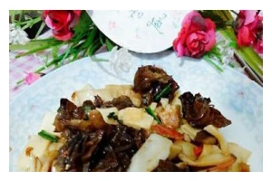 香姑炒木耳，美味健康又简单（以新鲜食材，让家常菜更具营养）