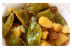 土豆炖豇豆，美味又营养（传统家常菜，营养丰富好味道）