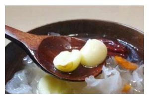营养美味，虞氏桂圆莲子银耳汤的做法（传统家常菜谱，让你轻松学会烹饪这道美味汤）
