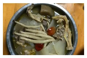 酸萝卜老鸭粉丝汤的制作方法（健康美味的老火汤，营养丰富的餐桌佳品）