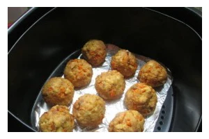 手工制作美味肉末豆腐丸（以家常食材制作，营养又美味）