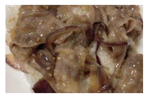 学会制作美味的洋葱肥牛饭（美食家必须尝试的佳肴）