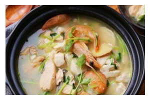 鲜甜三文鱼头豆腐汤的家常做法（让你品尝到鲜美滋味的三文鱼头豆腐汤）
