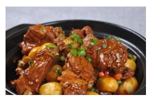 土豆炒排骨，美味轻松上桌（一道营养丰富、味道鲜美的家常菜）