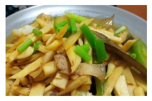 美味健康的蒜心炒笋（以春笋为主要原料，营养丰富又好吃的一道菜）