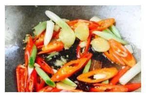 用蒜汁调味的五香猪肝（学习如何做一道营养丰富的美食）