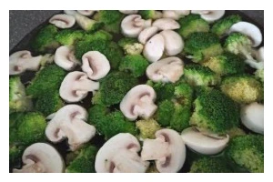 健康美味，以西兰花拌蘑菇（富含营养，口感鲜美，以西兰花和蘑菇的完美结合）