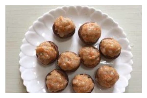 自制美味虾丸（传授虾丸制作方法，一步步教你做出口感绝佳的手工虾丸）