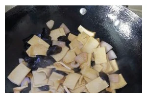 全方位详解素炒豆腐的制作技巧、注意事项以及营养价值，助你成为素食主义者中的佼佼者！