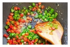 五香辣椒——美味佳肴的制作秘籍（辣椒的多种用途和制作方法详解，让你的味蕾得到极致体验）