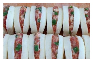 美味剩馒头丸子的制作方法（用剩余的馒头做出美味丸子，节约食材又不浪费）