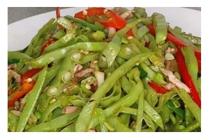 猪肉焖扁豆的秘制做法（家常菜谱，美味可口）