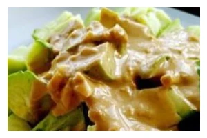 蒜香麻酱黄瓜条的制作方法（健康美味，营养丰富的佳肴）