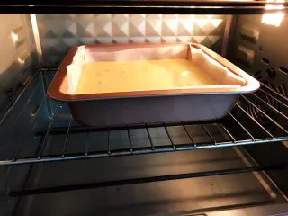 芝士控最爱的蔓越莓芝士条,放入预热好的烤箱中层，先140度烤40分钟，再转180度烤10分钟上色