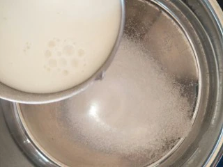 最“柔软”纸杯蛋糕☕—爆浆巧克力,奶锅中加入20克细砂糖