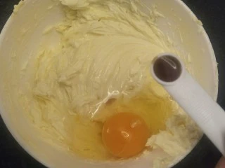 来自冬天的温暖—重芝士布朗尼蛋糕,等把糖都打到奶酪糊后+一个大鸡蛋(60克)+1.25ml香草精(1/4汤匙)