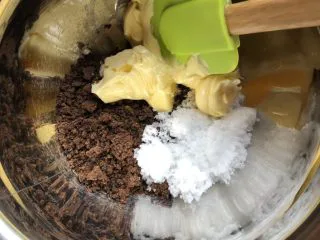 蓝莓秒芙蛋糕,盆中放入黄油、红糖、白糖用刮刀拌匀后，用电动打蛋器高速打发3分钟，至泛白蓬松 