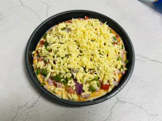 培根火腿披萨,再撒上马苏里拉芝士