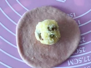 猪猪椰蓉小面包,擀成面皮，放入椰蓉内馅。