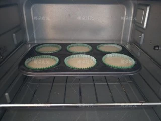 纸杯蛋糕(不塌不裂),放入烤箱中层烤制。先用110度烤20分钟,再用120度烤5分钟,再用140度烤20分钟。再用160度烤五分钟。