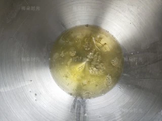 草莓彩绘蛋糕卷,盛蛋清的盆必须无油无水，而且不要混进去蛋黄。