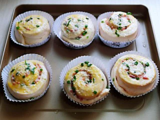 沙拉火腿面包卷,取出发酵好的面包胚，是原来的1.5倍大，刷上蛋液，撒上白芝麻。