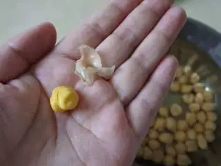 煎南美虾球配意式墨汁海鲜烩饭, 鹰嘴豆洗净，泡一晚，去皮