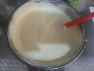 烘焙基础——戚风蛋糕,继续翻拌均匀。