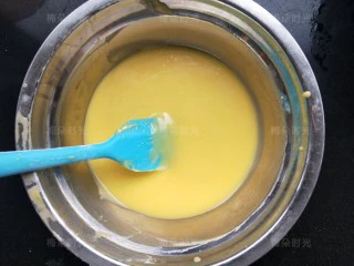 草莓彩绘蛋糕卷,拌好的蛋黄糊待用。