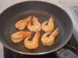 蕃茄意大利直筒面,过中下油，把大虾煎熟，盛出