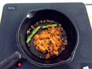 南瓜酱汁牛肉面,再加入步骤1中的南瓜泥，以及煮面条是焯熟的芦笋，把南瓜压烂稍加翻炒几秒。