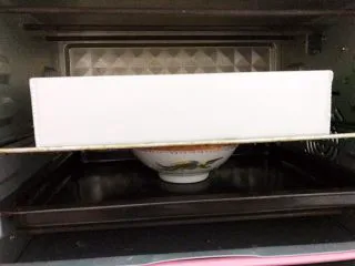 波兰种手撕小面包,放入不通电的烤箱中层二发至2倍大 同时放入一碗热水保持温度和湿度