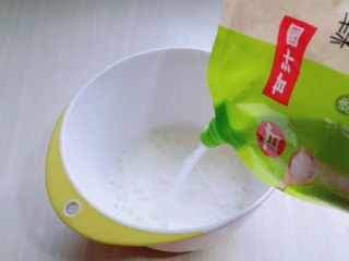 6寸红丝绒戚风蛋糕,蛋白打发,往蛋白里加入柠檬汁(白醋也可以)电动打蛋器将蛋白高速打发至呈现鱼眼泡。 加入三分之糖,继续高速打发,蛋清泡消失,细腻时再加入三分之一的糖,继续打发。