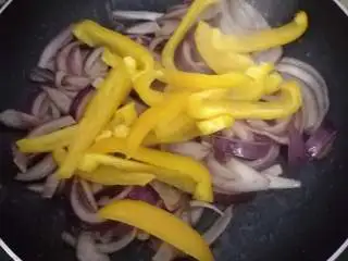 黑椒牛柳意面,彩椒很容易熟,所以要晚点下