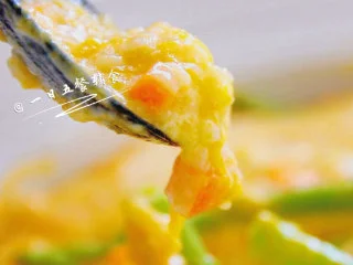 南瓜蔬菜浓汤 宝宝辅食，胡萝卜+奶粉+芦笋,没加任何调味，但吃起来不寡淡，层次还是蛮分明的。爸爸妈妈们吃可以在这基础上，再加点胡椒粉和盐/糖。