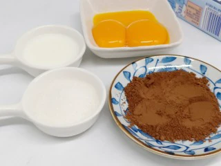 自制无冰渣版的冰激凌,准备需要的食材。