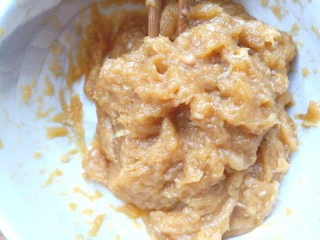 鸡肉蔬菜饼汉堡,搅打上劲,腌制10分钟