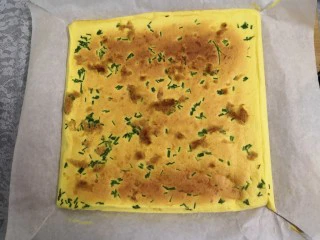 无油肉松蛋糕卷,时间到,取出蛋糕坯,凉凉