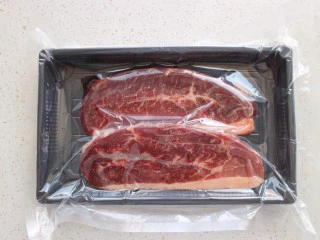 迷迭香黑胡椒牛排,牛排解冻到室温