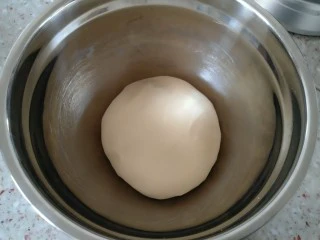 手撕海苔肉松面包,取出揉制好的面团 整形成光滑面团。